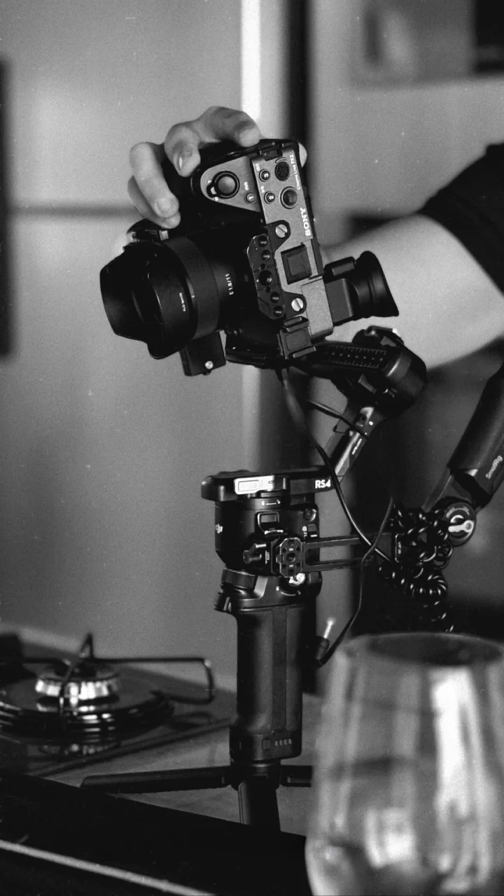 Câmera Sony FX2 montada no estabilizador DJI RS4, em preto e branco